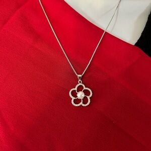 Elegant Silver Flower Pendant Necklace